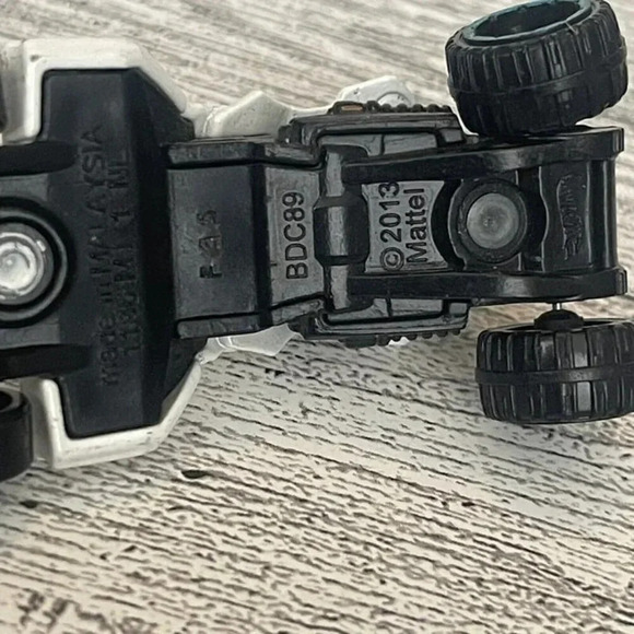 2013 Mattel BCD89 Hot Wheels MAX STEEL TURBO RACER White - Picture 7 of 7